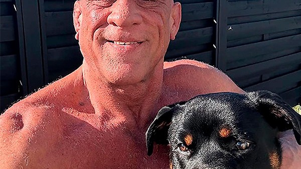 Легенда UFC спас родителей из горящего дома