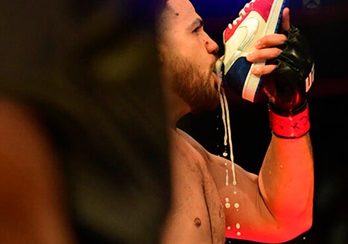 ТЯЖЕЛОВЕС UFC ПОСЛЕ ПОБЕД ПЬЕТ ПИВО ИЗ КРОССОВОК