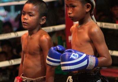 ШОКИРУЮЩИЙ ДЕТСКИЙ МУАЙ-ТАЙ ПОЕДИНОК 5-ЛЕТНИХ ДЕТЕЙ В ТАИЛАНДЕ. [ВИДЕО]